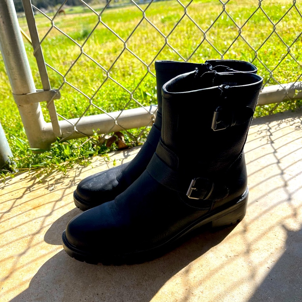 American Eagle black boots